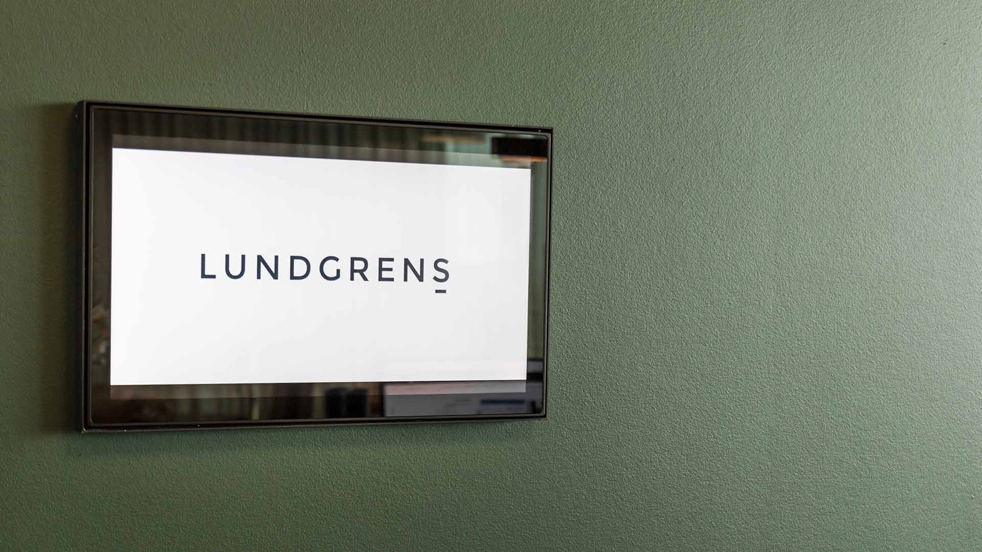 Lundgrens logo skilt på væg